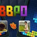 Kolorowe litery BBPO na tle układu klocków z dwoma zdjęciami profilowymi po bokach i symbolem VS pośrodku