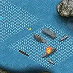 Dwa pola bitewne na wodzie z okrętami, z jednym statkiem płonącym po trafieniu