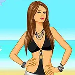 Kobieta z długimi brązowymi włosami w czarnym stroju kąpielowym i biżuterii na tle plaży i morza