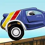 Niebieski samochód terenowy z żółto-czerwonym paskiem na bokach, jadący po drewnianej platformie na tle nieba