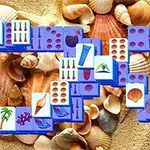 Płytki z różnorodnymi obrazkami, jak palmy i muszle, ułożone na tle piasku z rozrzuconymi muszlami