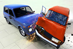 Zderzenie niebieskiego i czerwonego samochodu z widocznymi iskrami oraz stłuczonymi szybami