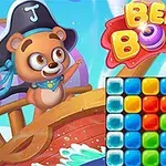 Pluszowy miś ubrany w piracki kapelusz na statku z kolorowymi blokami na planszy