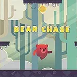 Czerwony niedźwiedź biegnący w lesie po platformach z napisem BEAR CHASE powyżej