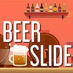 Szklanka piwa z pianą obok pustego kufla na tle półek z butelkami i beczkami w barze