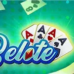 Napis Belote na tle kart z kolorowymi asami i zielonymi efektami świetlnymi