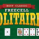Napis BEST CLASSIC FREECELL SOLITAIRE na zielonym tle z kartami do gry poniżej