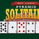 Na zielonym tle znajduje się napis PYRAMID SOLITAIRE w dużych żółtych literach, a pod nim rozłożone są karty do gry w różnych kolorach i wartościach