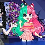 Dwie postacie w stylu kreskówkowym, jedna ubrana na czarno z ciemnymi warkoczami, druga z różowo-zielonymi włosami i uszami kota, stoją przed kolorowym witrażem