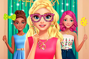 Trzy uśmiechnięte postacie w kolorowych strojach, z blondynką na pierwszym planie noszącą różowe, błyszczące okulary, otoczone dekoracyjnym tłem