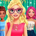 Trzy uśmiechnięte postacie w kolorowych strojach, z blondynką na pierwszym planie noszącą różowe, błyszczące okulary, otoczone dekoracyjnym tłem