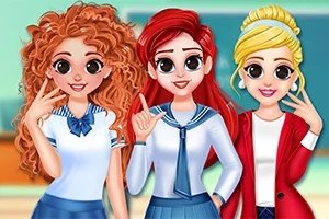 Trzy uśmiechnięte postacie w szkolnych mundurkach i rozpuszczonych włosach pozują na tle klasy