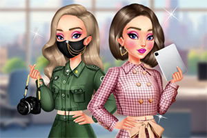 Dwie stylowe kobiety w nowoczesnym biurze, jedna w zielonym mundurze z aparatem i maseczką, a druga w różowym kostiumie z tabletem