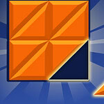 Pomarańczowy kwadrat z geometrycznymi wzorami oraz trójkątny element trzymany przez białą rękę na niebieskim tle