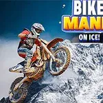 Motocyklista w hełmie jadący na motorze na tle ośnieżonej górskiej scenerii z kolorowym napisem