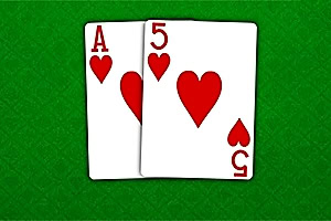 Dwie karty do gry: as kier i piątka kier na zielonym tle