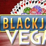 Karty do gry i żetony kasynowe z napisem Blackjack Vegas na tle