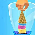 Ręka trzymająca rożek lodowy z trzema kolorowymi gałkami, umieszczony w wysokim szklanym naczyniu na niebieskim tle