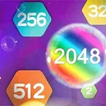 Kolorowe sześciokątne płytki z liczbami rozrzucone na fioletowym tle i centralnie umieszczona tęczowa kula z numerem 2048