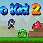 Niebieski bohater skaczący obok zielonego stwora i czerwonego skrzyni, w tle drzewa i góry