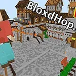 Postać złożona z bloków stoi w pikselowym mieście z napisami BloxdHop