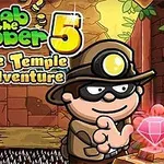 Postać w czapce z latarką, stojąca w świątyni z różowym klejnotem, zasadzka z kolcami na podłodze i maską totemiczną w tle