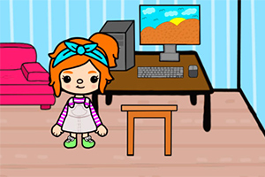 Dziewczynka z pomarańczowymi włosami i niebieską opaską stoi obok stołu z komputerem w pokoju z różową kanapą