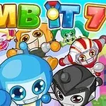 Kolorowe postacie robotów o różnych wyrazach twarzy na jasnym tle z napisami w stylu komiksowym u góry