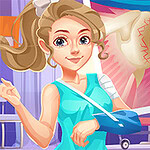 Postać z opatrunkiem na ramieniu i tematyczny plakat z rysunkiem urazu kości w tle