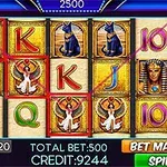 Automat z tematyką starożytnego Egiptu, z symbolami kotów, faraonów i hieroglifów na bębnach oraz przyciskami do sterowania poniżej