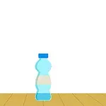 Plastikowa butelka z niebieską zakrętką stoi na drewnianej podłodze na białym tle