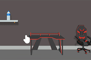 Nowoczesne biurko i fotel gamingowy z czarno-czerwonymi akcentami na tle ciemnej ściany, obok półka z butelką