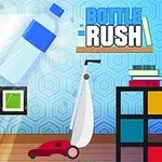 Plastikowa butelka w powietrzu nad odkurzaczem, obok głośnika i regału z książkami, na tle ozdobnej ściany