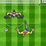 Widok z góry na bramkarza w czerwono-białej koszulce i piłkarza w żółtej koszulce na boisku piłkarskim z piłką blisko bramki