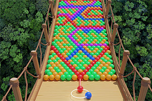 Kolorowe kulki ułożone w wzory na moście linowym zawieszonym nad lasem