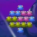 Kolorowe, okrągłe stworki z oczami ułożone w trójkątry na fioletowym tle