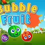 Kolorowe owoce z twarzami i napis Bubble Fruit na tle wiejskiego krajobrazu z ogrodzeniem i drzewami