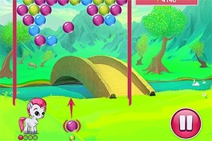 Jasny, kolorowy krajobraz z zielonymi wzgórzami, mostem nad rzeką, balonami i małym różowym konikiem na pierwszym planie