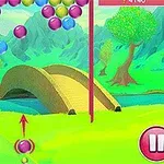 Jasny, kolorowy krajobraz z zielonymi wzgórzami, mostem nad rzeką, balonami i małym różowym konikiem na pierwszym planie