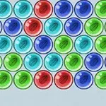 Kolorowe kulki w rzędach: niebieskie, czerwone, zielone na jasnym tle