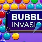 Kolorowe, błyszczące kule na fioletowym tle z napisem Bubble Invasion na środku