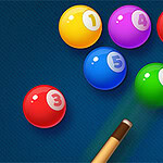 Kolorowe, numerowane kulki do gry na niebieskim tle oraz kij bilardowy celujący w zieloną kulkę