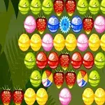 Kolorowe, owocowe kulki ułożone w rzędach na tle zielonych liści i dżungli