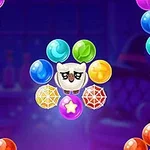 Sowy otoczonej kolorowymi bąbelkami na tle abstrakcyjnego wnętrza z gradientem fioletu