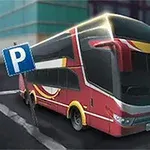 Czerwony autobus piętrowy zaparkowany przy znaku P na tle miejskich budynków