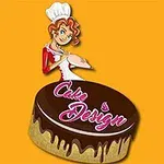 Kobieta kucharka z czerwonymi włosami i czapką szefa kuchni trzymająca tacę nad czekoladowym tortem z napisem Cake Design na pomarańczowym tle