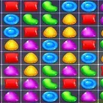 Kolorowe żelki i słodycze w różnych kształtach ustawione w rzędach na siatce