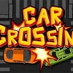 Kolizja dwóch samochodów, pomarańczowego i zielonego, pod napisem Car Crossing na tle czarno-białych pasów