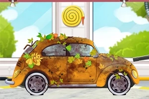 Pomarańczowy samochód pokryty brudem i liśćmi stoi w myjni samochodowej