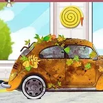 Pomarańczowy samochód pokryty brudem i liśćmi stoi w myjni samochodowej